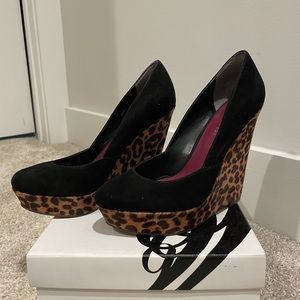 Nine West suede wedge shoes w/leopard